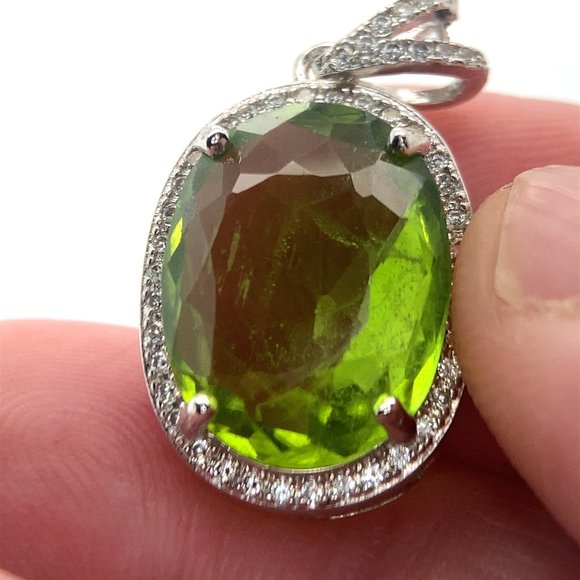 Peridot 9.00ct White Gold Finish Solid 925 Sterling Silver Pendant - Picture 1 of 7